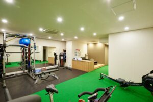 パワーラックやローイングマシンが並ぶDisport Worldのトレーニングフロア