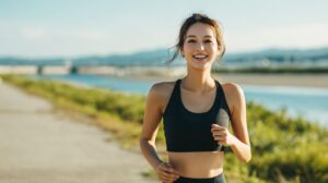屋外をジョギングする女性