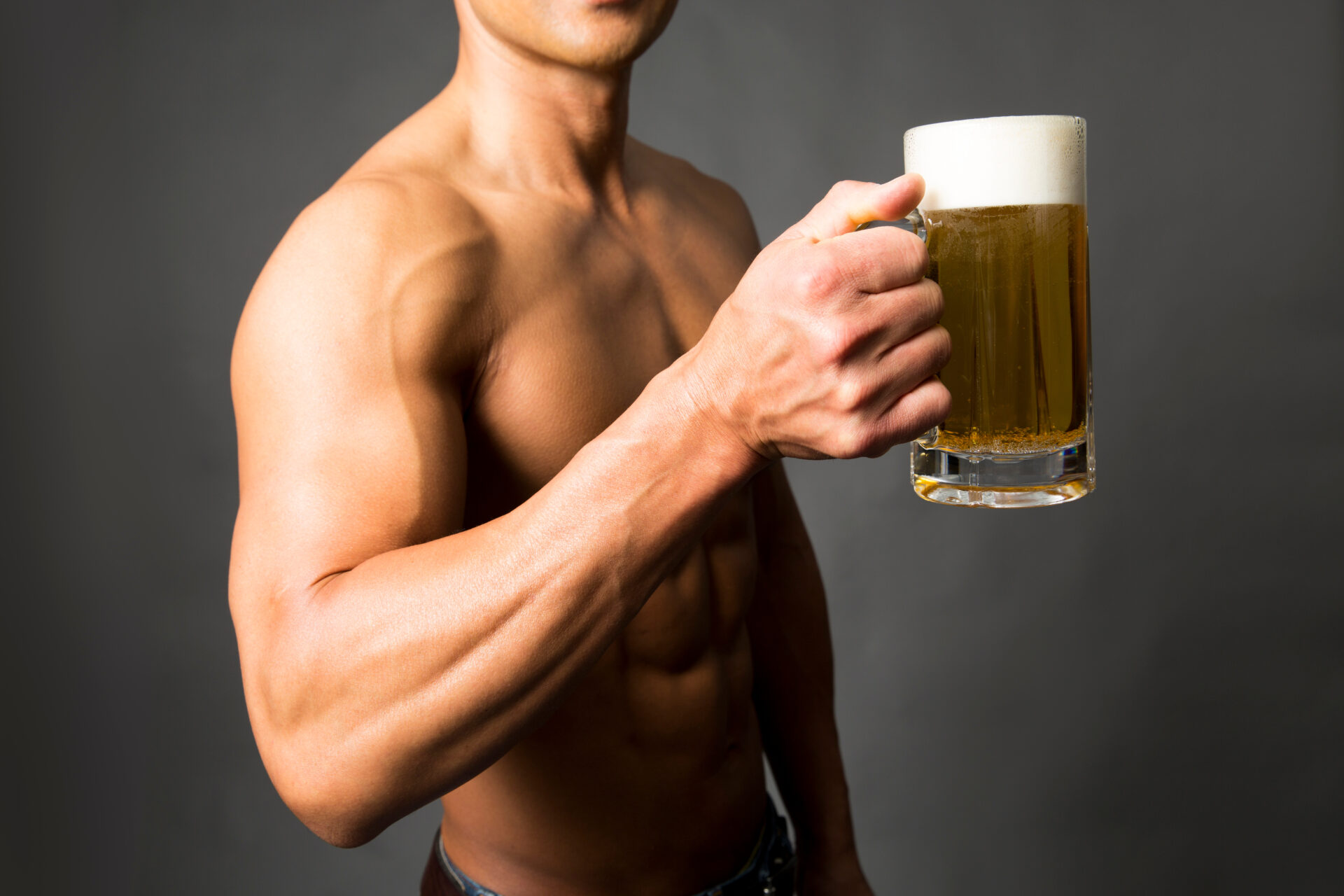 お酒やめずに痩せるには?純アルコール量で決める「飲む日」の上限と選び方 1 ジョッキのビールを手にする男性。飲む日の量をグラムで決めておくという考え方のイメージ