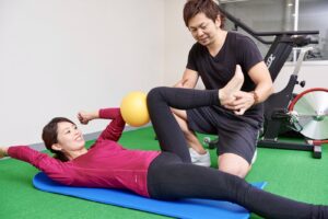 トレーナーによる股関節と骨盤の動作評価